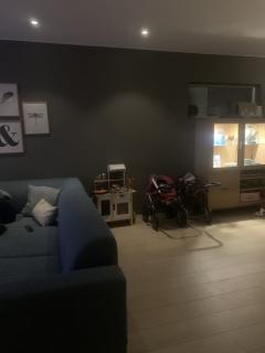Spileveggen skal monteres bak sofaen mellom de to spotene i taket