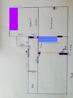 Tegnet inn med farger. ..Lilla = Dagens avlu00f8p / vann og ru00f8r for varmtvann som gu00e5r inn til bad (lagt i tak). ..Blu00e5 = Tiltenkt nytt avlu00f8p / opplegg for vask / oppvaskmaskin / vaskemaskin (nytt kju00f8kken settes opp i dette rommet med ru00f8d ramme).