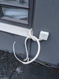 Har skal fotocelle, bryter og ute-stikk settes opp. Helst pu00e5 en pen mu00e5te...