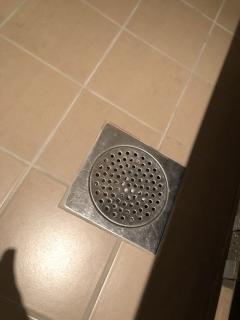 Sluk rett under badekaret