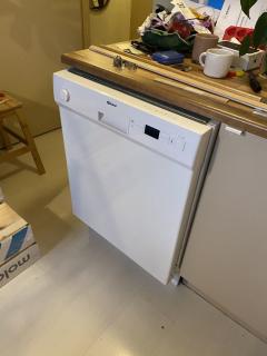 Oppvaskmaskin som stikker ut