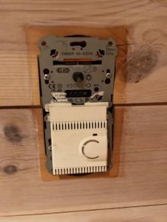 Termostat til varmekabler som skal byttes. .Dimmer pu00e5 oversiden skal ogsu00e5 byttes