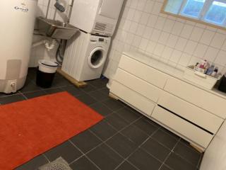 Vaskerom der badekar skal flyttes til. Ser ogsu00e5 sluk i gulvet her