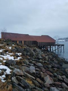 Bygningen blir fjernet fu00f8r riving av kaia skal skje.