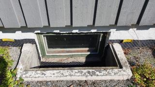 Lite vindu pu00e5 baksiden av huset
