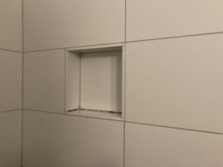 Baderomsnisje trenger ny silikon