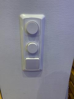 Dimmer stue. 6 pu00e5 midt. 2 pu00e5 topp.