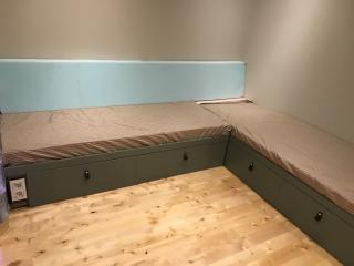 Sofa bestu00e5t av to madrasser og to rygger