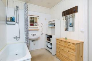 Slik ser badet ut fu00f8r renovering. Servanten skal flyttes til veggen hvor kommoden pu00e5 bildet stu00e5r. veggene vil bli ribbet til stendere, og senere kles med BerryAlloc-plater og gulvet skal avrettes og flislegges av arbeidsgiver.