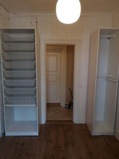 Garderobeskapene som skal bygges inn, og du00f8rkarmen til glassdu00f8ren.