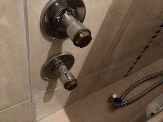 Eksisterende opplegg. Trenger antagelig adapter for u00e5 passe ru00f8rene til badekaret.