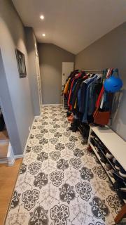Gangen slik den ser ut i dag, garderobe etableres til hu00f8yre