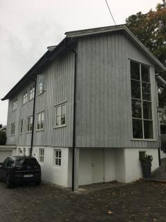 Trenger stillas. Panel hu00f8yde ca. 6 meter