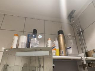Stru00f8m mu00e5 hentes fra speilskapet og fu00f8res 1,5 meter bort til ventilasjonskanalen