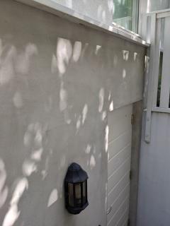 Antar kabel fu00f8res opp og under kanten