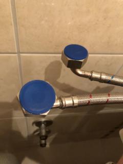 Ru00f8r for varmt og kaldt vann til badekaret