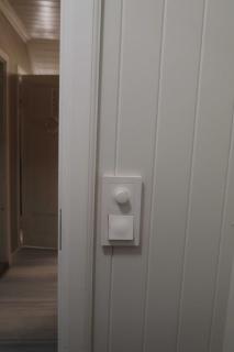 Dimmer pu00e5 et soverom  dimmer  ikke. Den er en dimmer for vanlig spenning, men gu00e5r pu00e5 led. Denne kan flyttes og erstattes med en LED-dimmer.