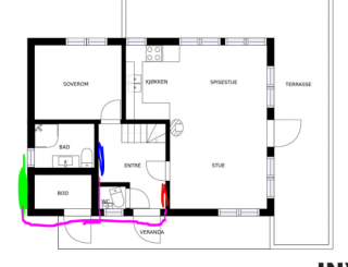 plantegning-hytte. Ru00f8d strek = mulig gulvmodell, Blu00e5 strek = mulig veggmontert (bu00f8r vu00e6re mu00f8rk), Gru00f8nn strek = Uteenhet, Lilla strek = kabelfu00f8ring