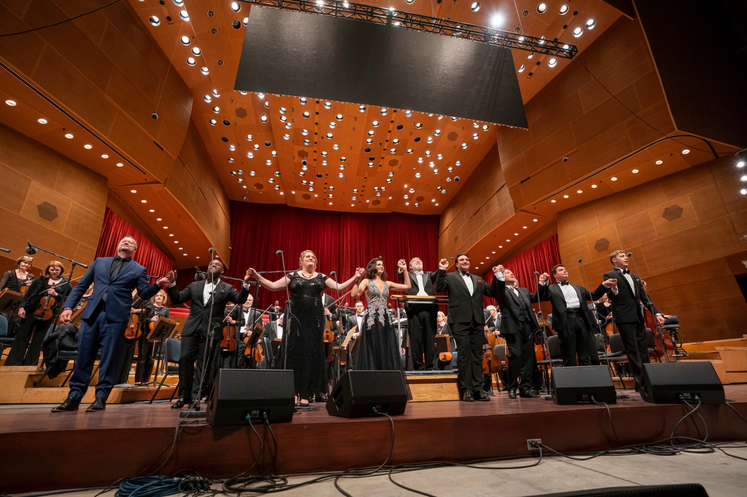 Stars of Lyric Opera a cheery season preview at Millennium Park