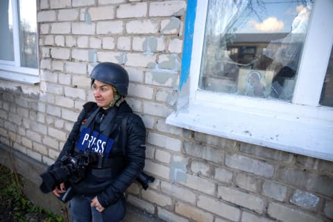 A photograph of Lynsey Addario in Ukraine.