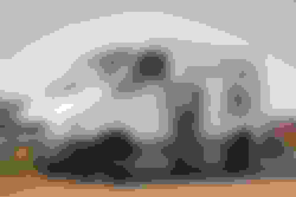 Ilse bij de bedrijfsbus van Schriktraining Deluxe