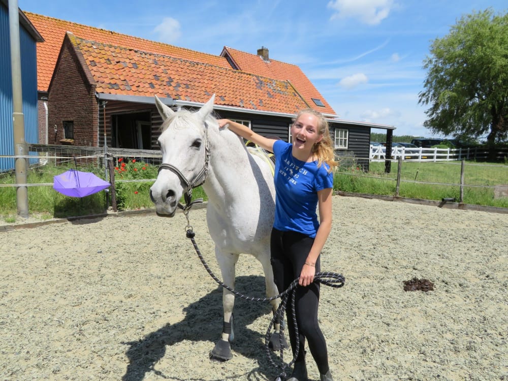 Witte arabier met een vrolijke eigenaar tijdens een schriktraining in Woubrugge