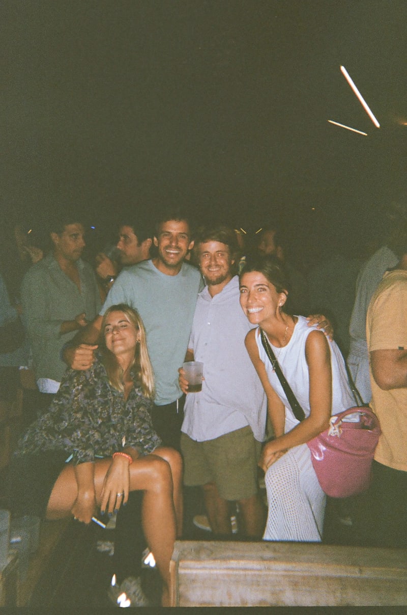 Grupo de amigos con sus copas durante la fiesta