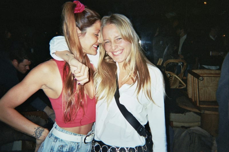 Dos amigas posando juntas en plena Jarana
