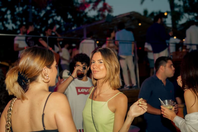 Ambiente de mesa y copas al aire libre