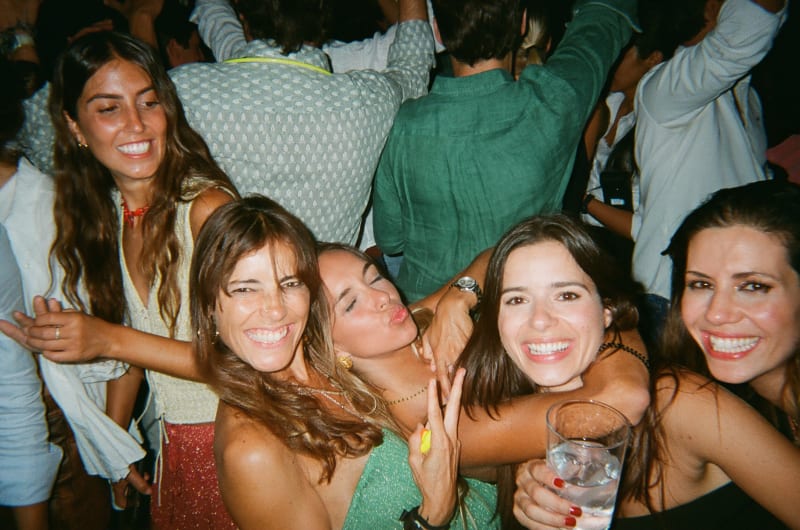 Amigas riendose juntas en mitad de la Jarana