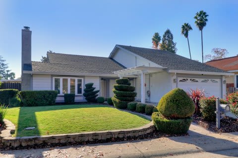 Larchmont Sunriver Neighborhood