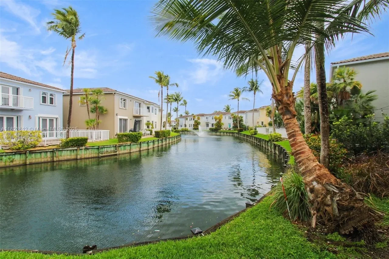 Aventura Lakes Neighborhood