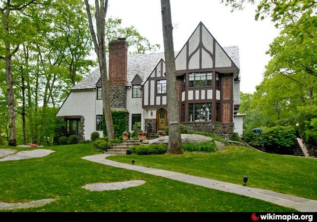 Larchmont Woods Neighborhood