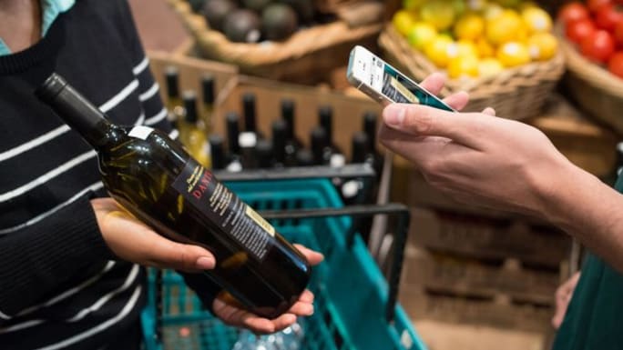 scanning bootle of wine with smartphone