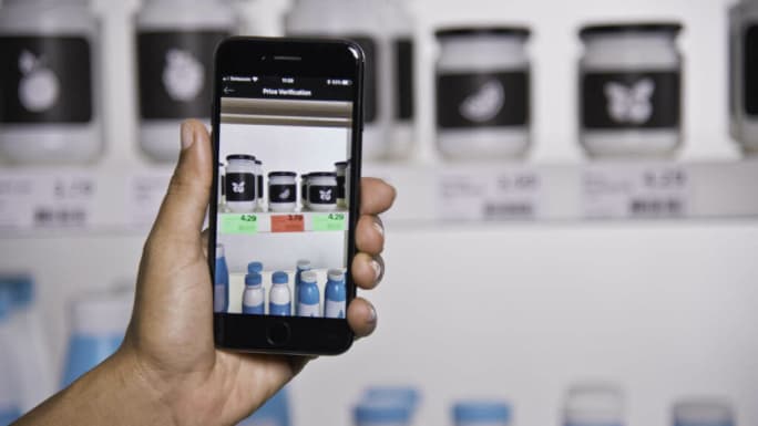 Smatphone scanning pricing of products on a shelf