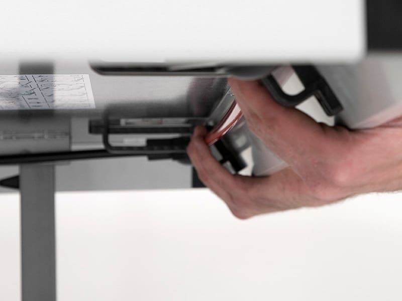 Drawbar locking system underneath the Whistler table
