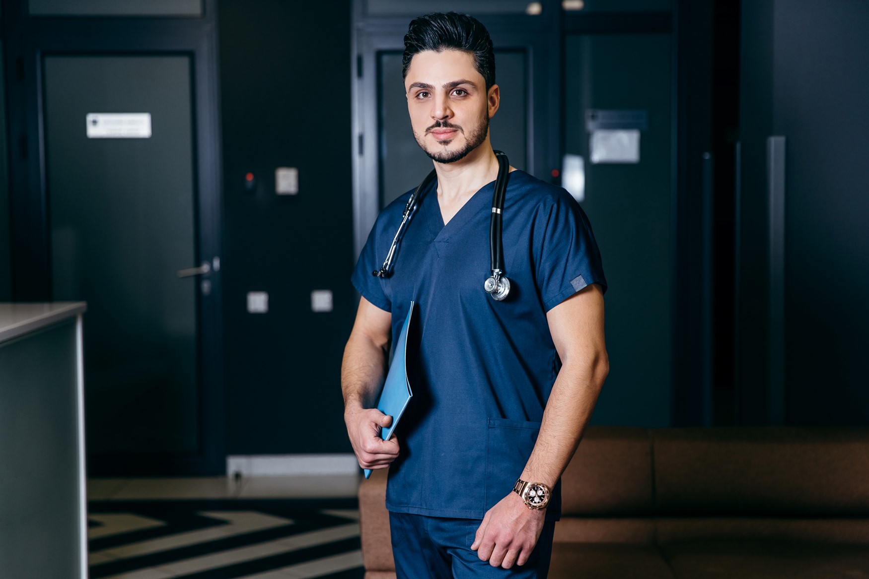 Style and Fashion Tips for a Male Nurse in Scrubs