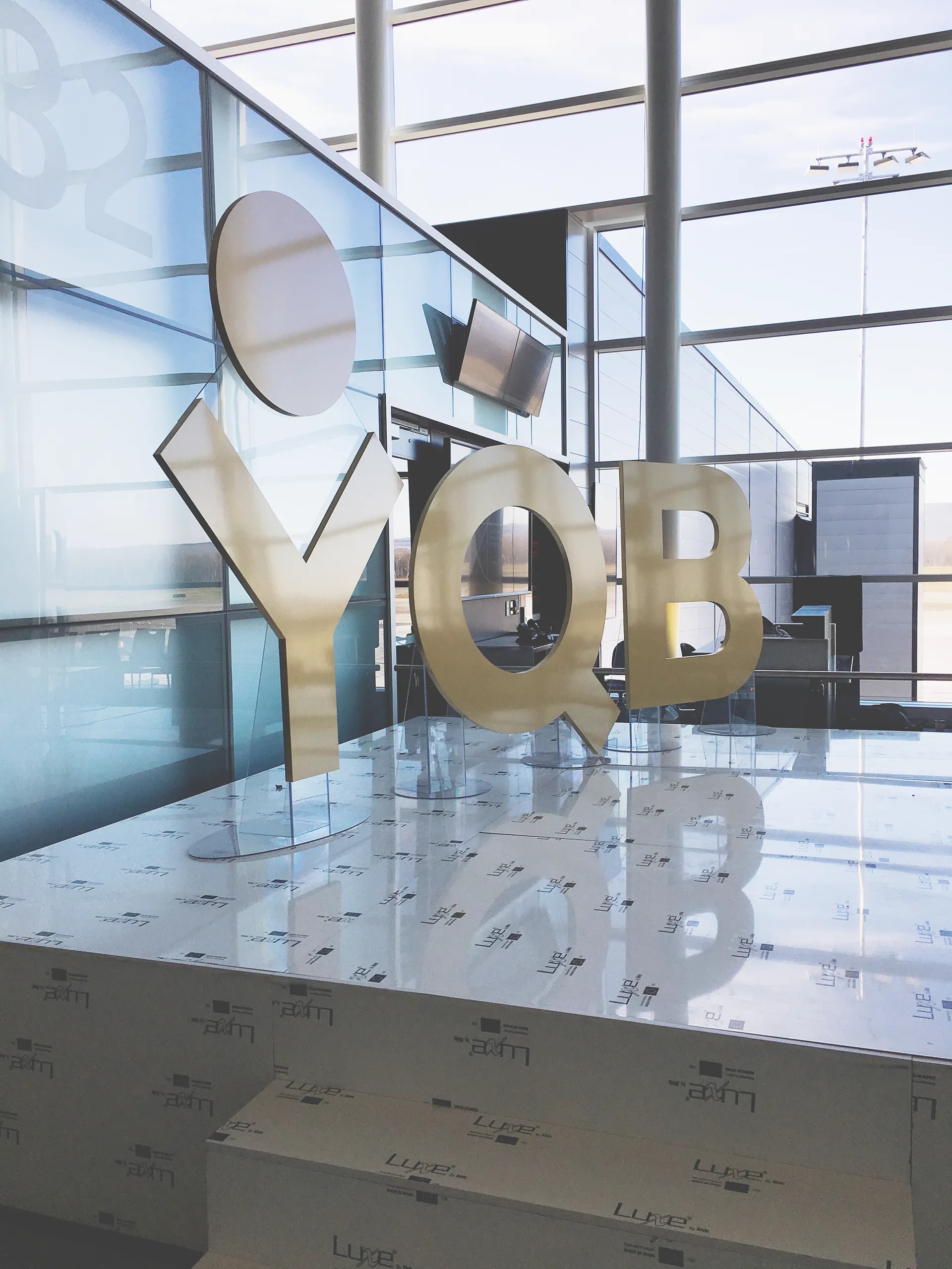 4 Affichage vitrine — affichage-vitrine-yqb-aeroport_sro8xo