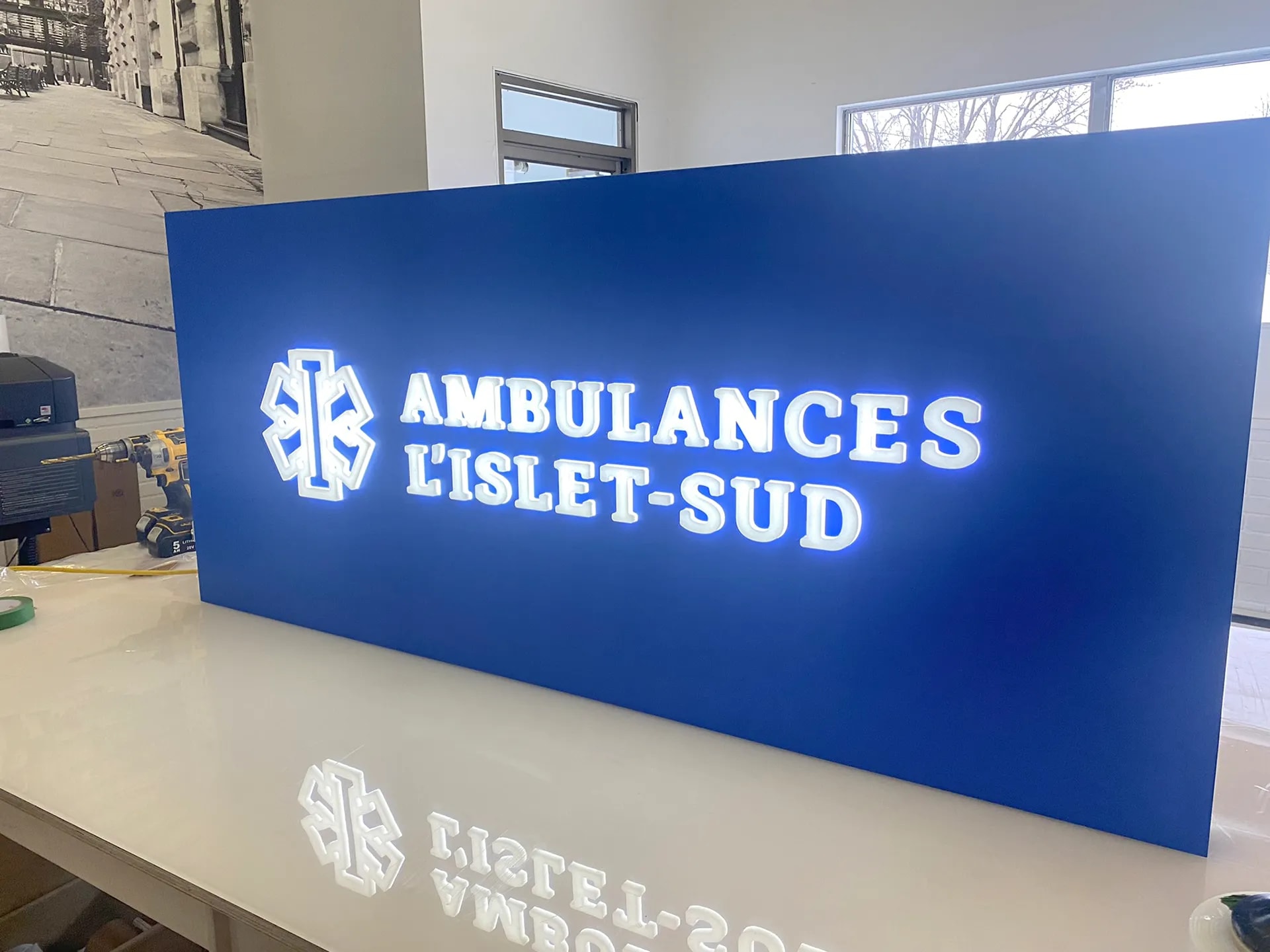 2 Enseigne extérieure — enseigne-exterieure-ambulances_gi548k