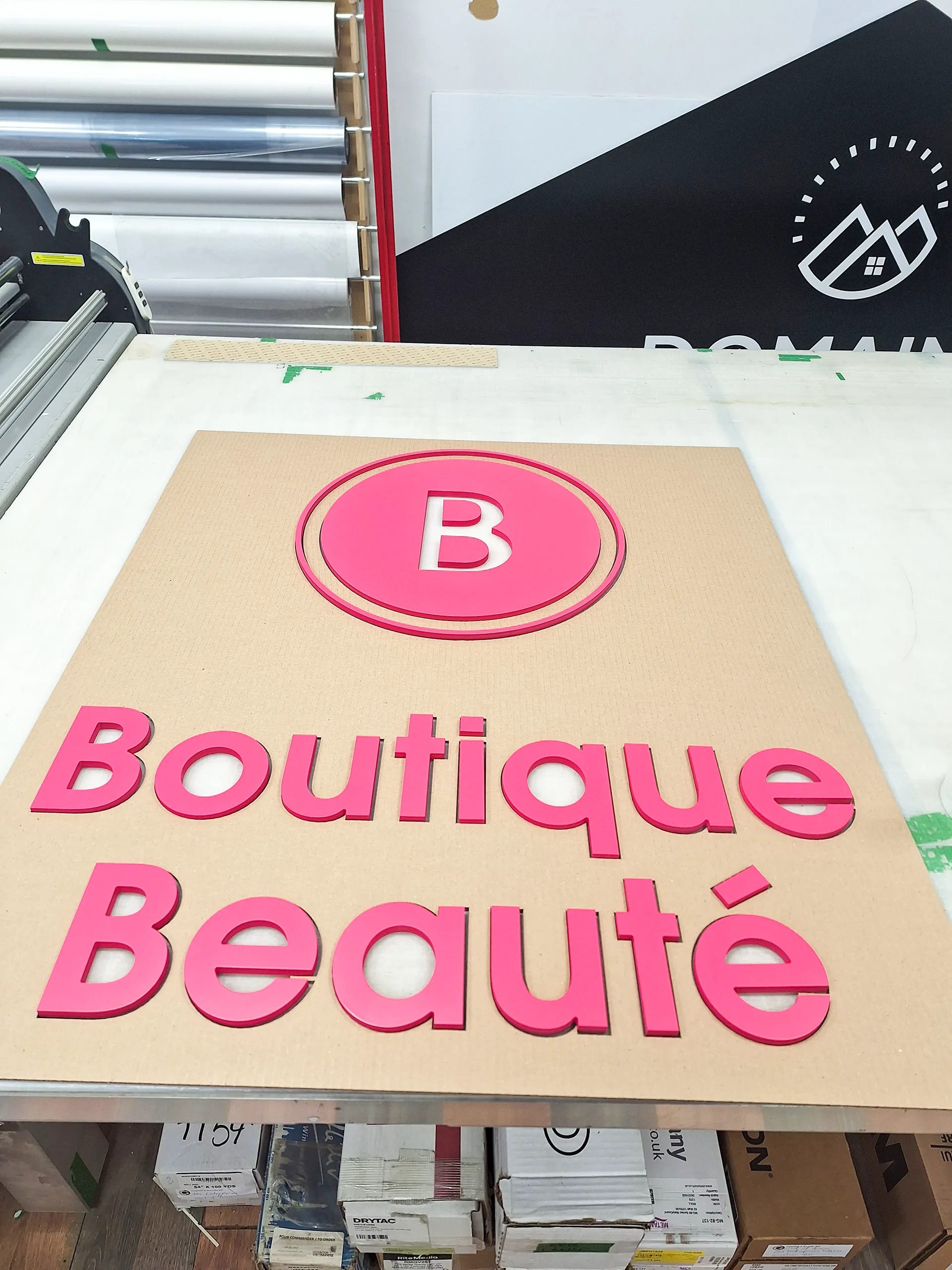 2 Enseigne extérieure — enseigne-exterieure-boutique-beaute_m31aq2
