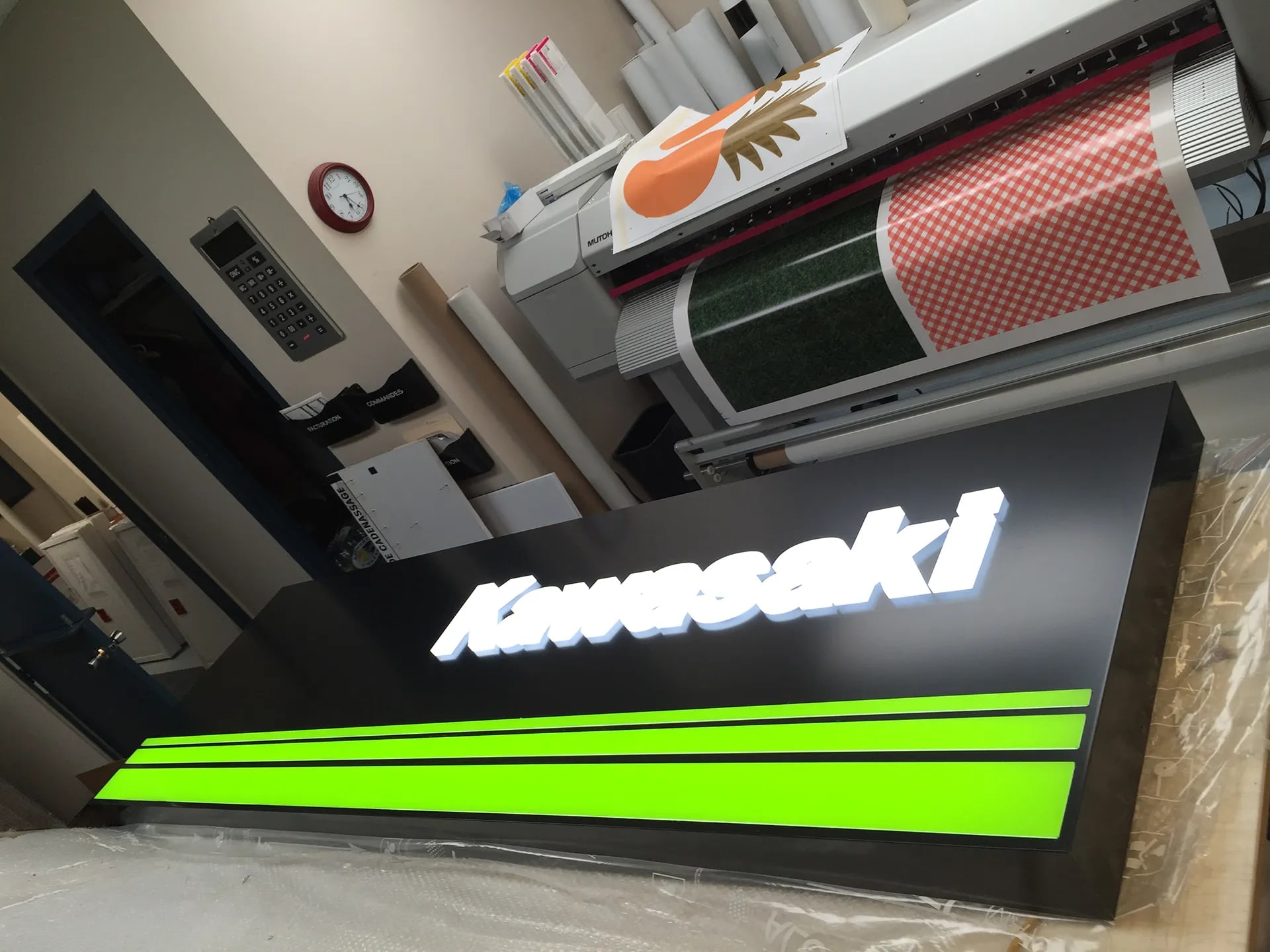 2 Enseigne extérieure — enseigne-exterieure-kawasaki_x5b4kh