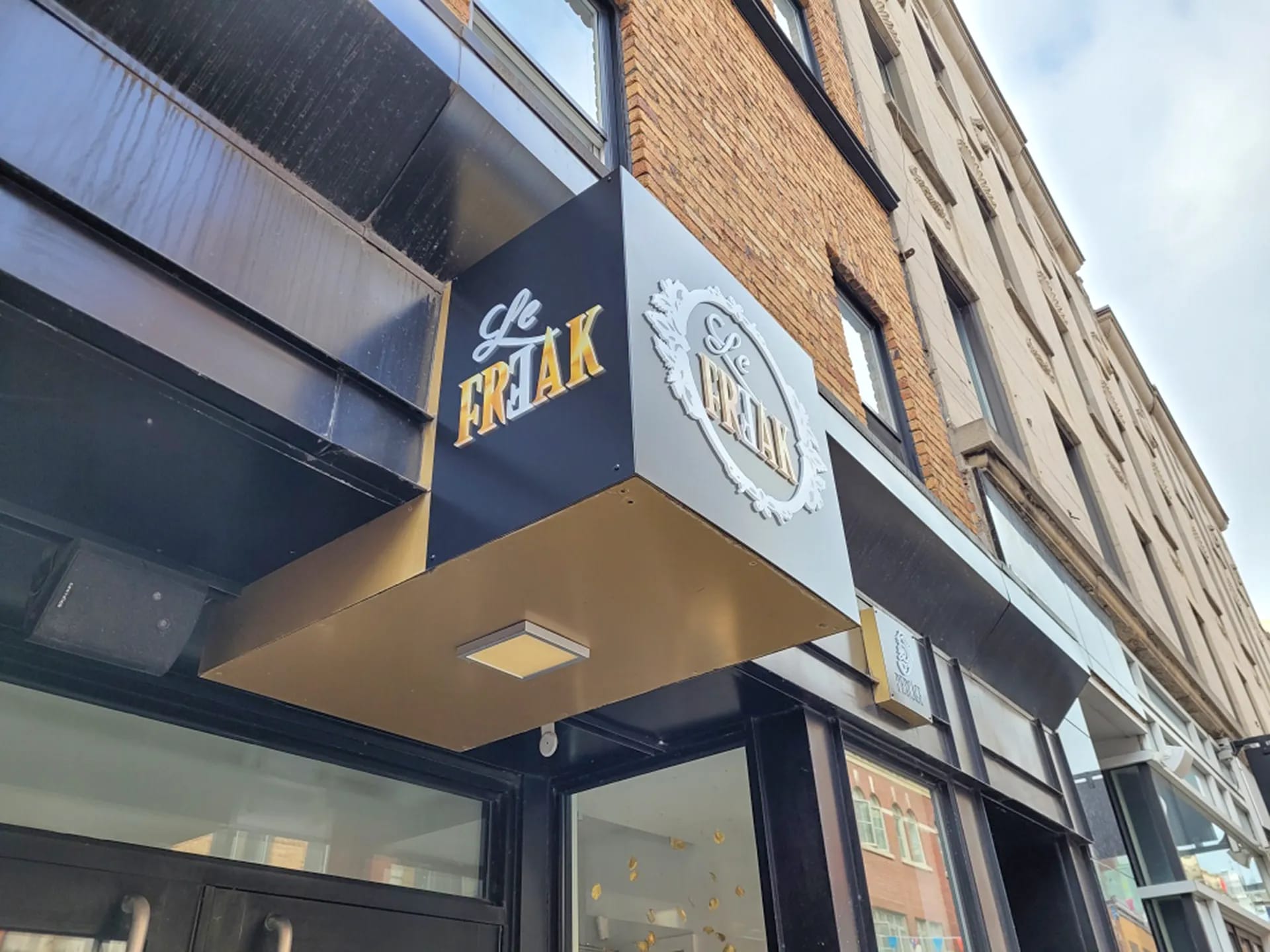 2 Enseigne extérieure — enseigne-exterieure-le-freak_pky4ti