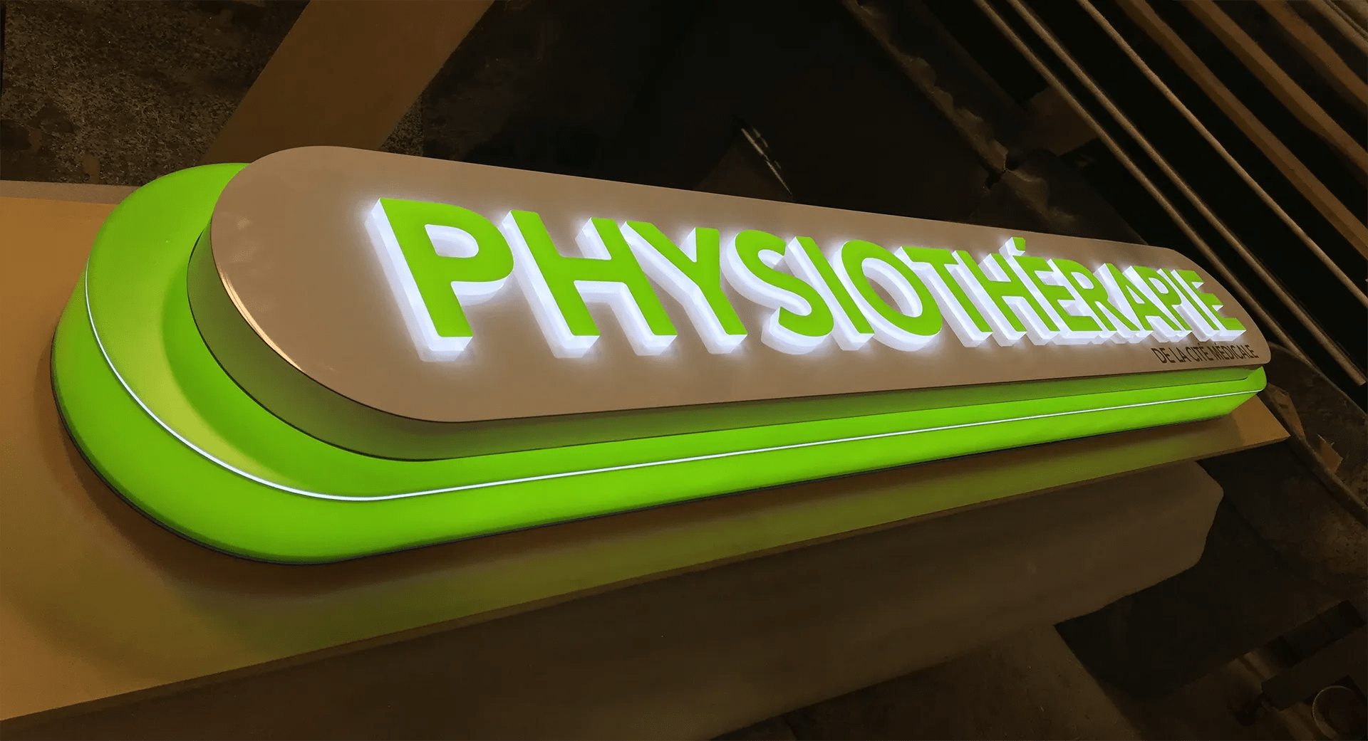 2 Enseigne extérieure — enseigne-exterieure-physiotherapie_z8jxct