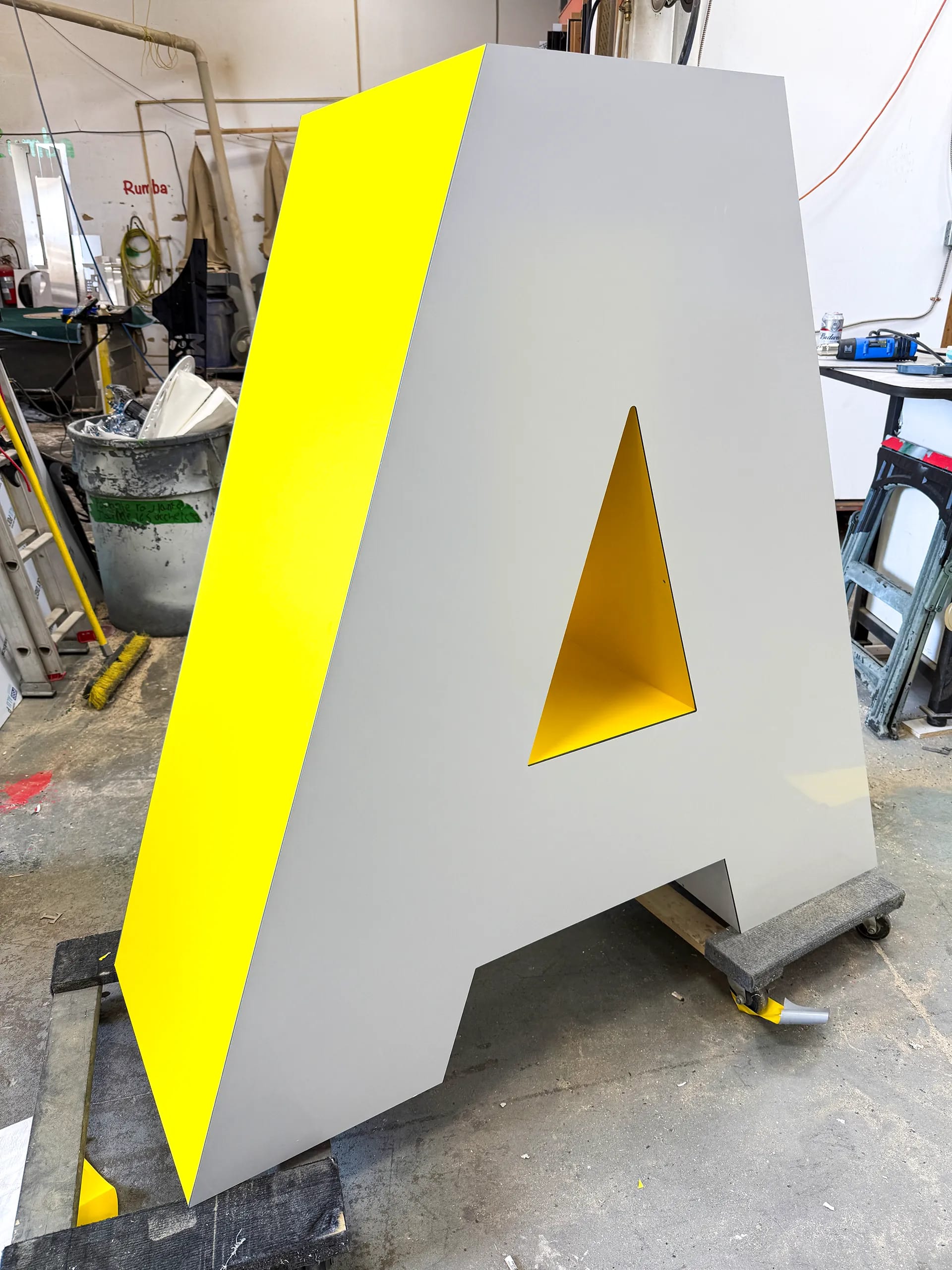 10 Formes et couleurs — enseigne-exterieure-promutuel-lettre-a_knl0jb