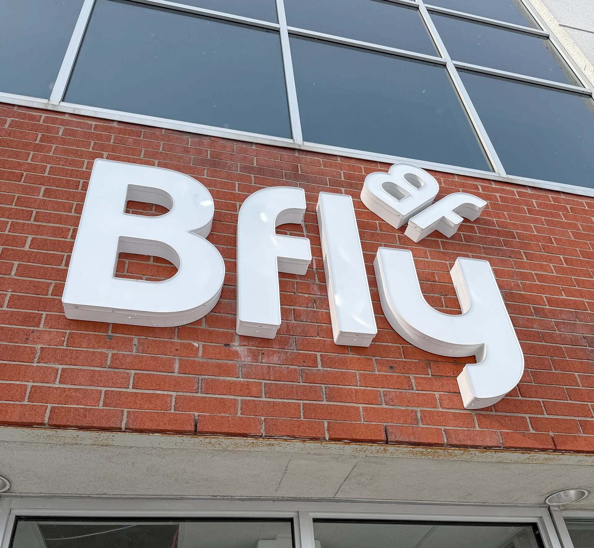 1 Enseigne façade — enseigne-facade-bfly_hltwxh
