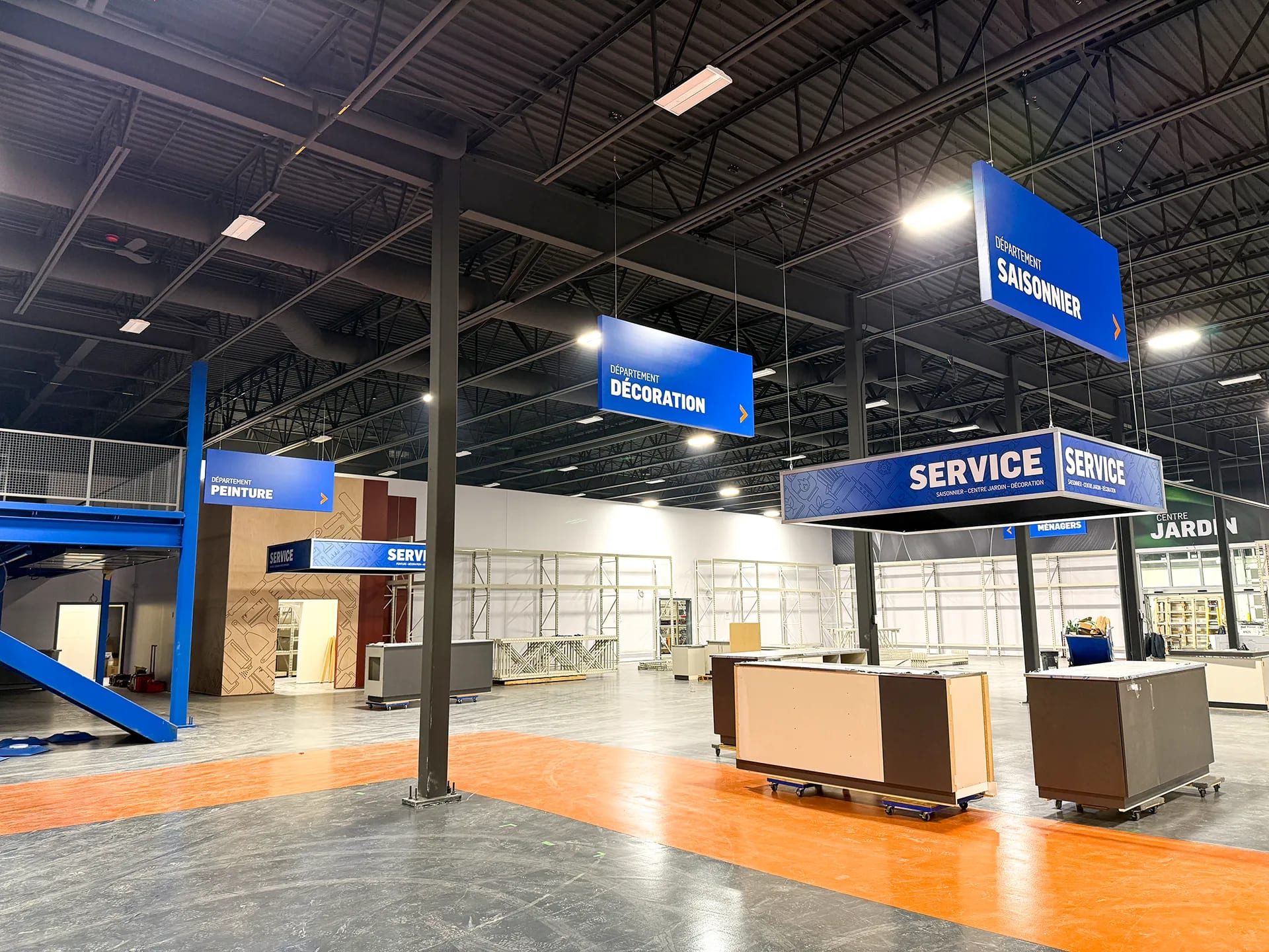 3 Enseigne suspendue — enseigne-suspendue-canac-peinture_qgxwjv