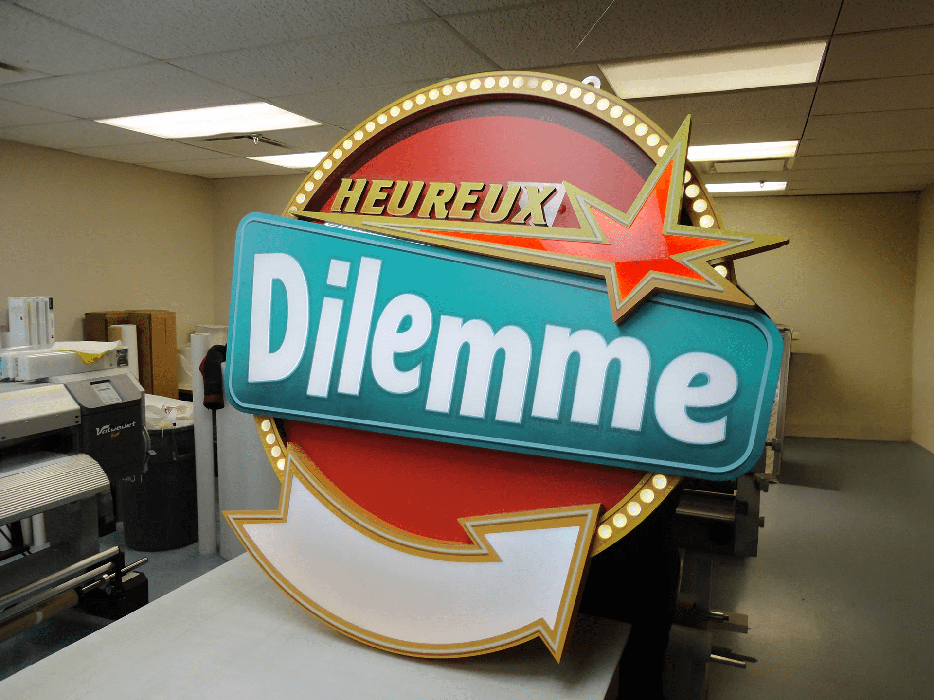 3 Enseigne suspendue — enseigne-suspendue-heureux-dilemme_f0aosm