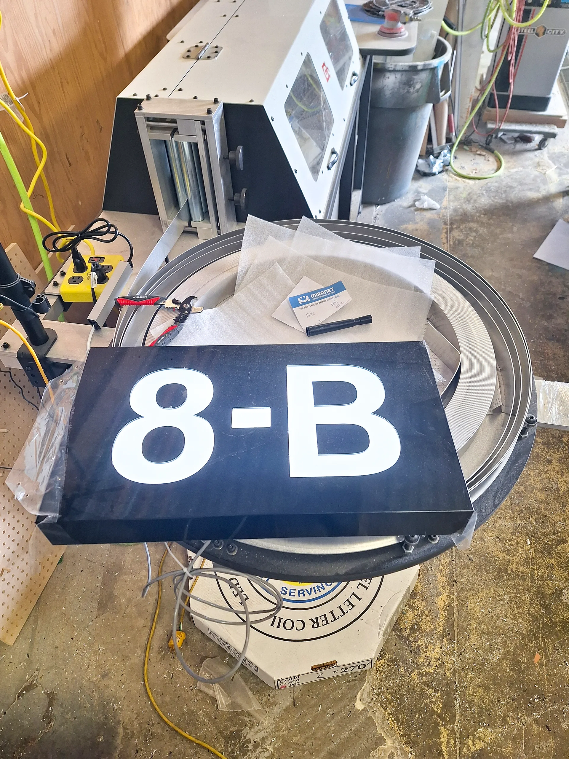 3 Enseigne suspendue — enseigne-suspendue-signaletique_n9tsr5
