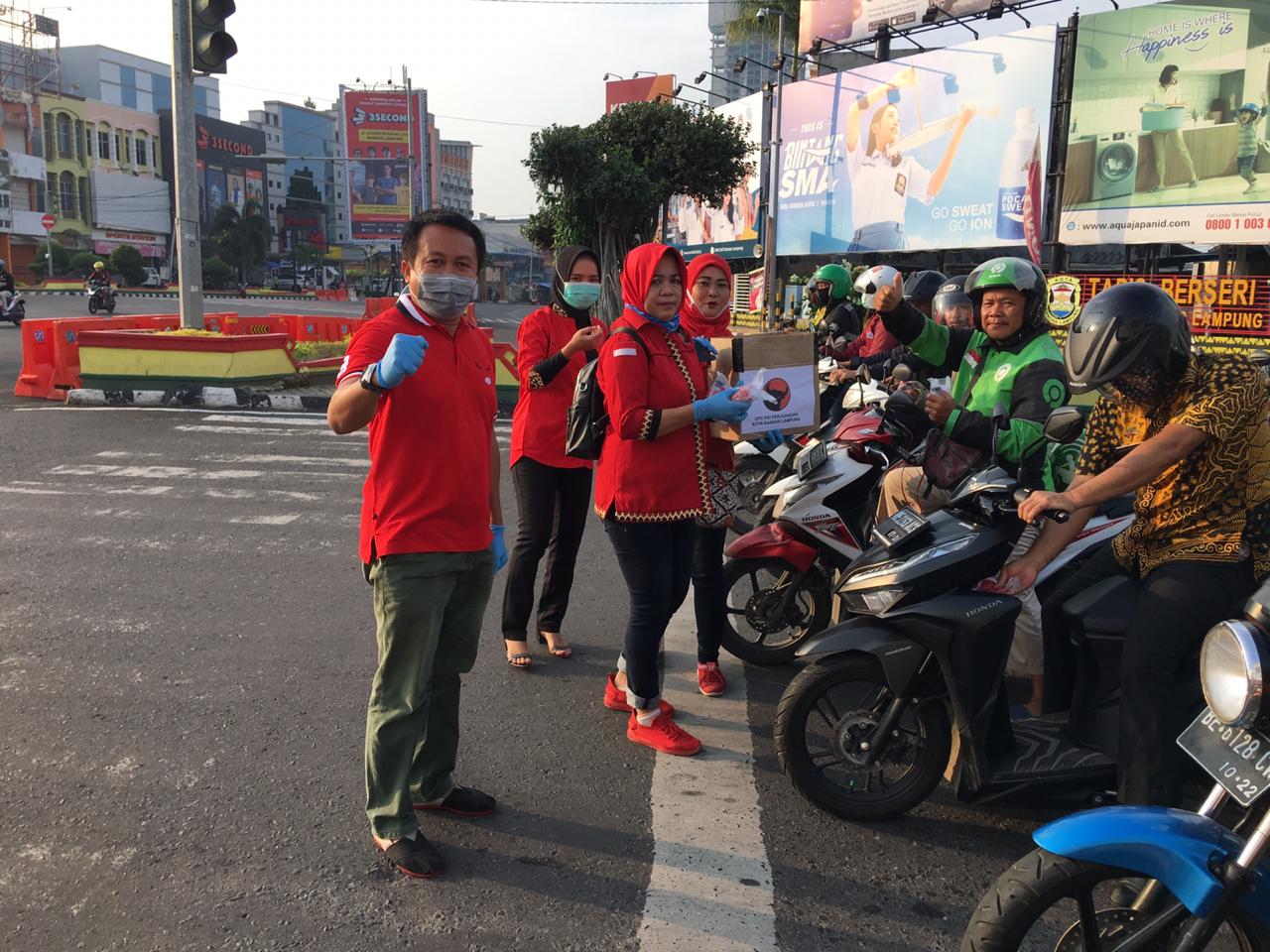 Peduli Wabah Corona, DPC PDI-P Bagikan Hand Sanitizer dan Masker