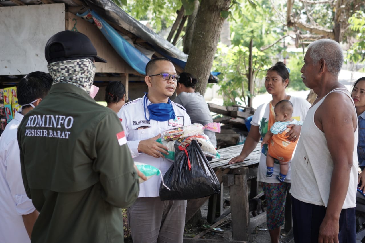 DPC Ajo-Indonesia Pesibar Bagikan 100 Sembako Untuk masyarakat Terdampak Covid-19